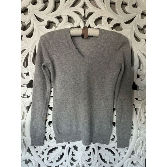 Grey Cashmere V-neck Sweater - Picture 3 of 9